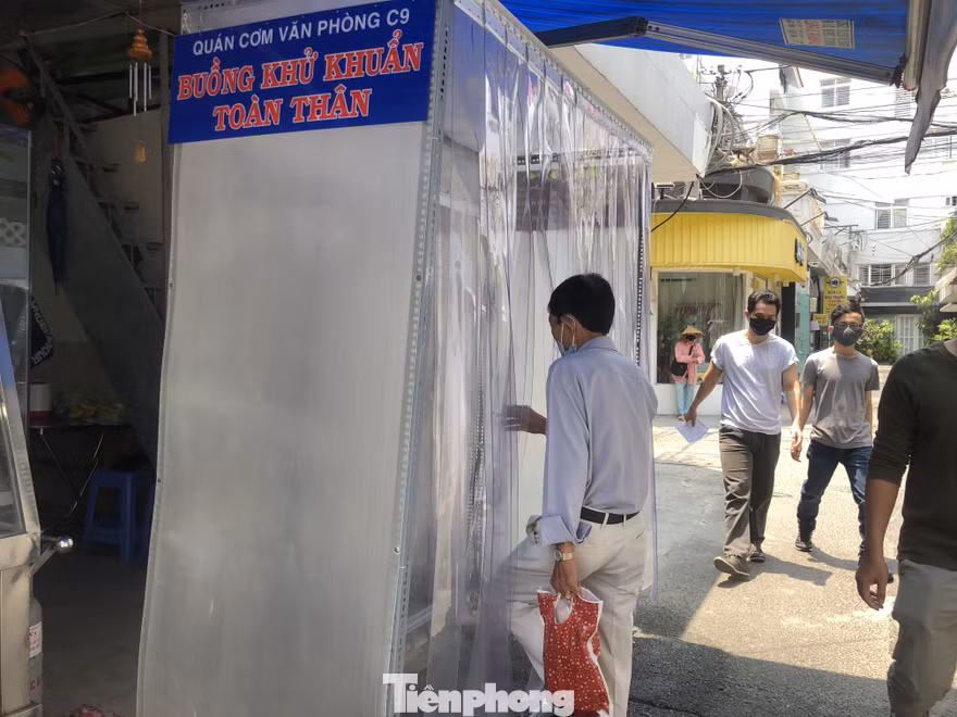 Buồng khử khuẩn toàn thân do chủ quán tự lắp ráp