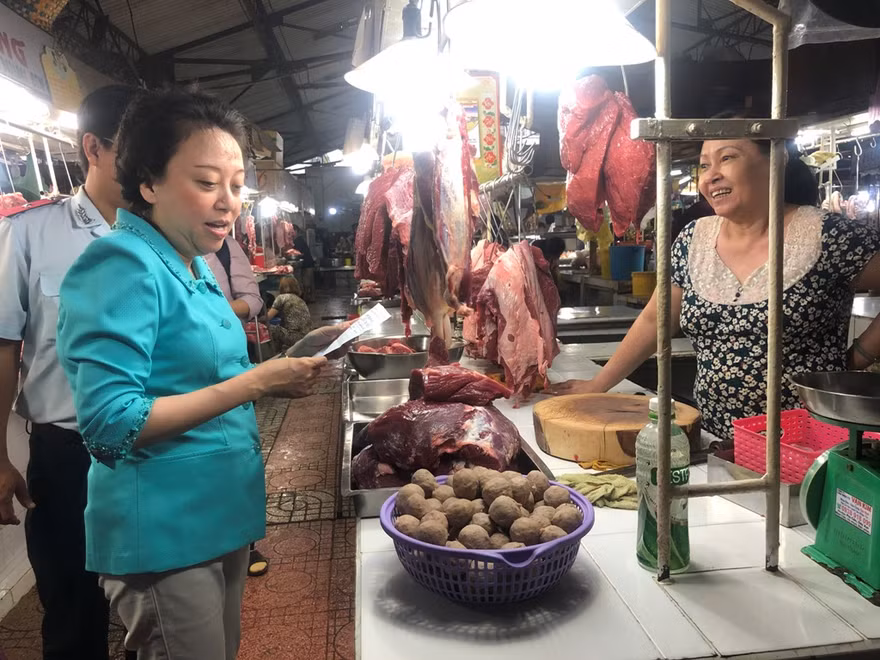 Bà Phạm Khánh Phong Lan, Trưởng Ban quản lý ATTP TPHCM kiểm thực phẩm dịp cận tết