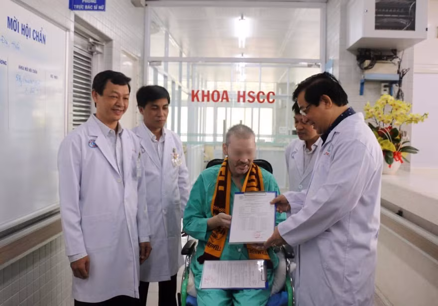 Bệnh nhân phi công nhận giấy xuất viện