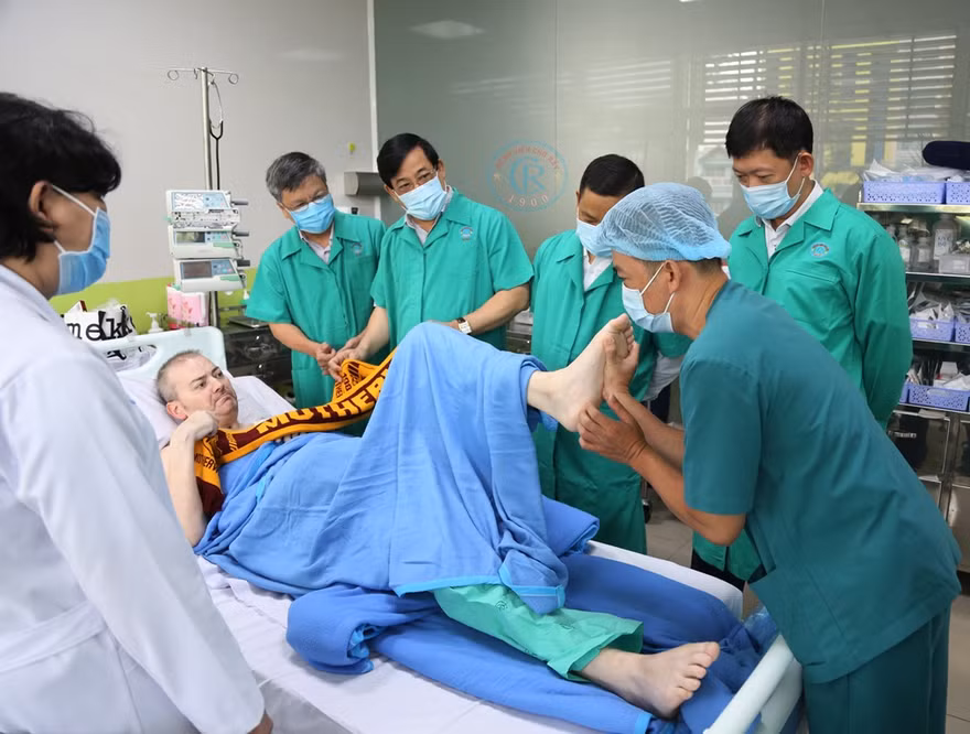 Bệnh nhân 91 thử lực chân cùng bác sĩ 
