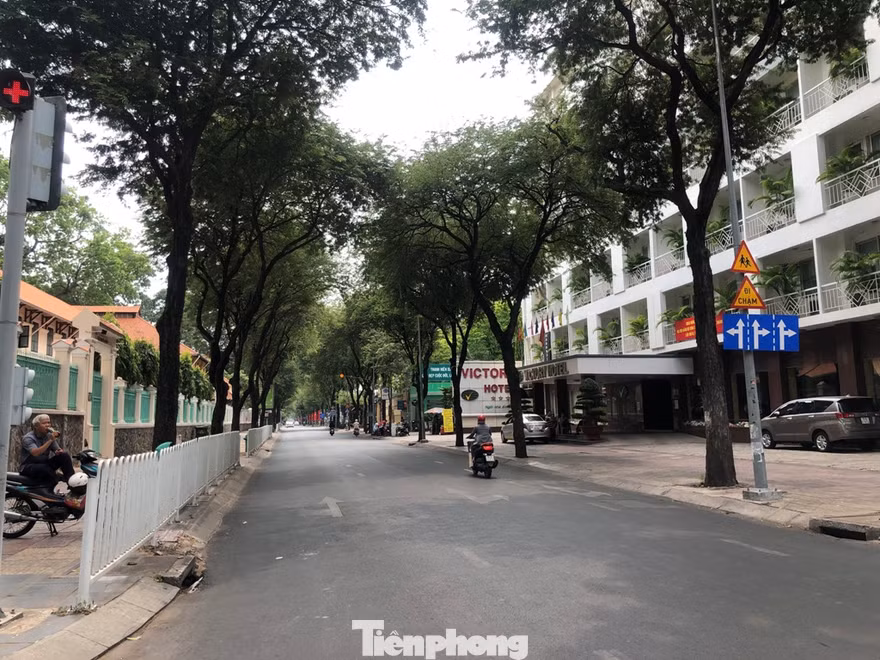 Sài Gòn ngày cuối tuần, nhiều tuyến đường thưa vắng