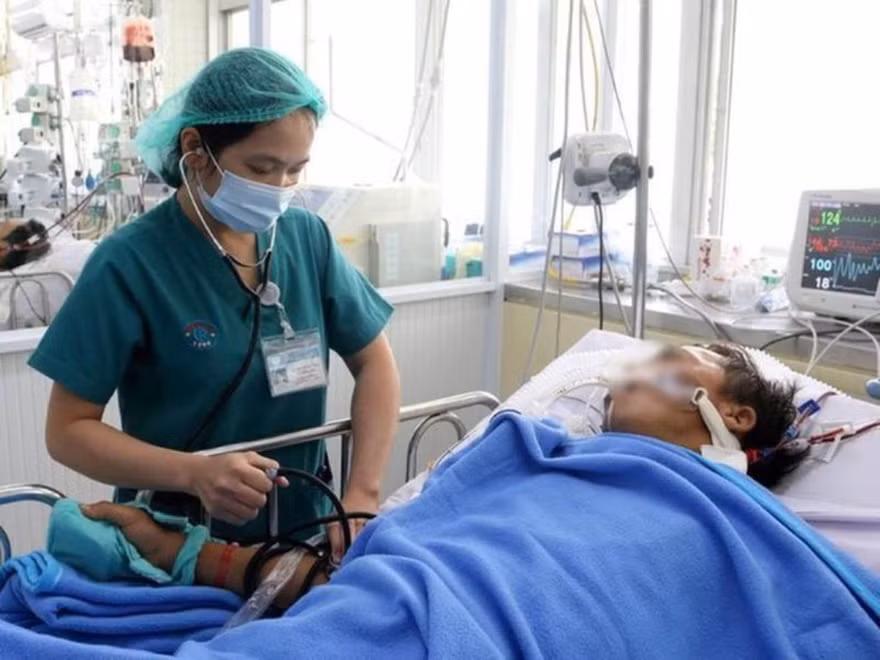 Người đàn ông bị rắn cắn đang được điều trị tại BV Chợ Rẫy (ảnh:BVCC)
