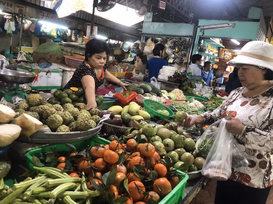 Trái cây ngập chợ, giá rẻ
