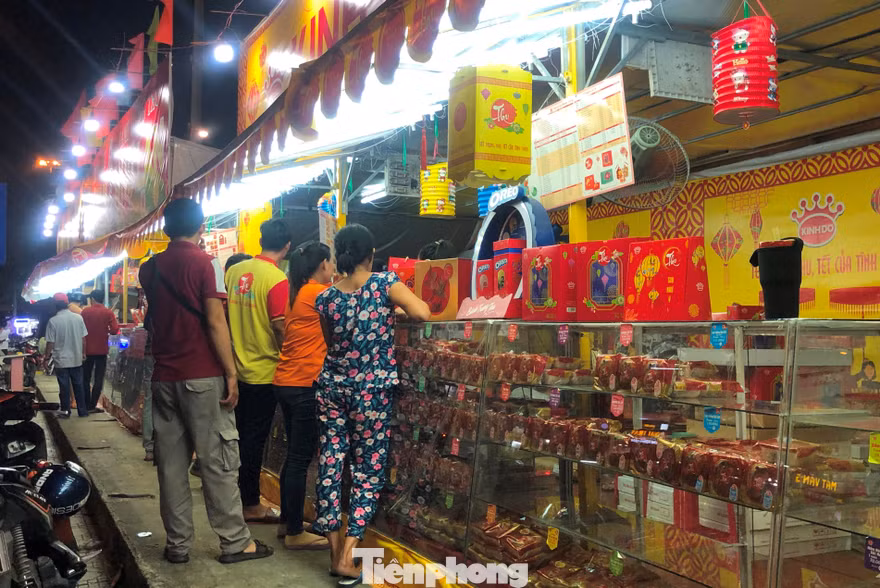 Bánh trung thu xả hàng ngày cận tết trung thu