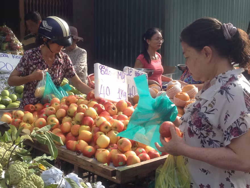 Táo Mỹ giá bèo 40.000 đồng/kg, dân Sài Gòn chen nhau mua