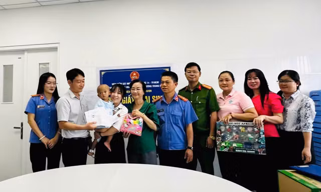 Diễn biến mới vụ bé 2 tuổi bị mẹ và người tình bạo hành tại TPHCM