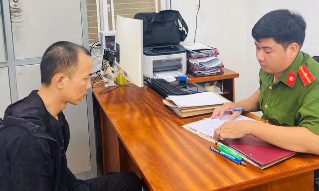 Bắt đối tượng cướp giật tiền, vàng của cụ bà bán vé số 