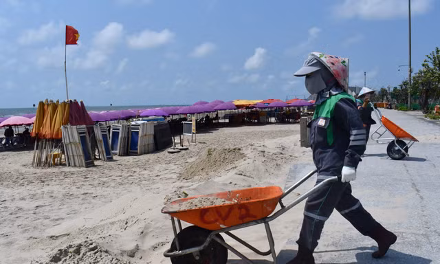 Cát bay phủ kín công viên mới đầu tư nghìn tỷ bên bờ biển ở TPHCM 