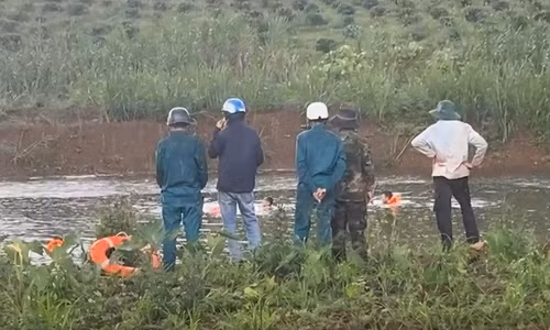 Bé trai đuối nước khi tắm ao