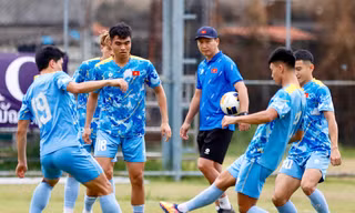 Ông Kim Sang-sik trổ tài tâng bóng, U22 Việt Nam không ngán Malaysia