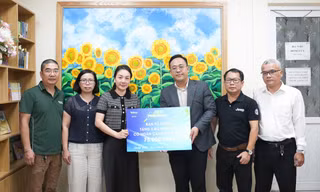 Đại diện báo Tiền Phong và nhà tài trợ JEEP trao quỹ ủng hộ các bệnh nhi có hoàn cảnh khó khăn tại viện Nhi Trung ương sáng 19/10. 