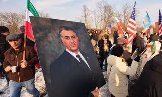 Bức ảnh của thái tử lưu vong Iran Reza Pahlavi trong cuộc biểu tình ở Romania ngày 14/1. (Ảnh: AP)