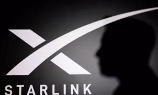 Cựu thủ tướng Israel thừa nhận chuyện lén đưa hàng vạn thiết bị Starlink vào Iran