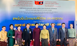 Phu nhân Tổng Bí thư dự khai mạc Tuần phim Việt Nam tại Lào