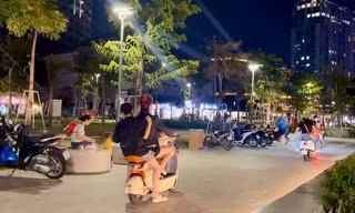 CLIP: Bất chấp rào chắn, xe máy vẫn ồ ạt chạy vào Công viên Bãi Sau, phường Vũng Tàu