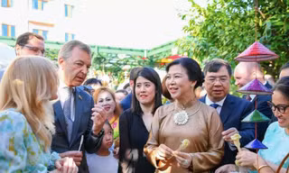 Phu nhân Ngô Phương Ly dự lễ hội văn hóa, thăm lớp học tiếng Việt ở Nga 
