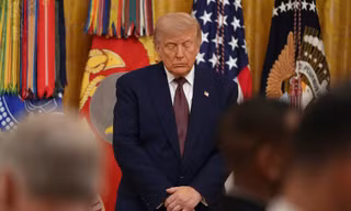 Iran nắm đằng chuôi, Tổng thống Mỹ Trump chưa thoát ‘tâm bão’