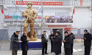 Chủ tịch Kim Jong Un chỉ đạo tạc tượng lính Triều Tiên hy sinh ở Ukraine