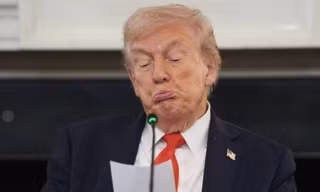 Khoảnh khắc ông Trump nhận mẩu giấy nhỏ trước thời điểm ‘lịch sử’ của Trung Đông
