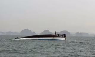 Chiếc thuyền du lịch bị lật trên Vịnh Hạ Long ngày 19/7