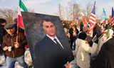 Bức ảnh của thái tử lưu vong Iran Reza Pahlavi trong cuộc biểu tình ở Romania ngày 14/1. (Ảnh: AP)