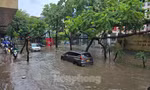 Xe chết máy vì mưa ngập, gần trưa phụ huynh vẫn loay hoay tìm cách đưa con tới trường 