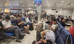 Mưa giông bất ngờ ở TPHCM, hàng loạt chuyến bay bị ảnh hưởng