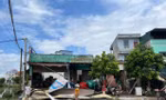 Hà Nội: Tôn bay, cây đổ do giông lốc 