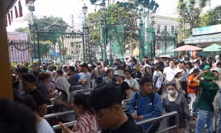Dòng người đông nghịt đổ về Thảo Cầm Viên, Suối Tiên ngày đầu năm 
