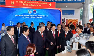 Khoảnh khắc nam sinh giới thiệu robot với Tổng Bí thư Tô Lâm gây 'bão' mạng