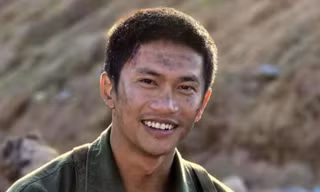 Một cảnh trong phim Mưa đỏ .