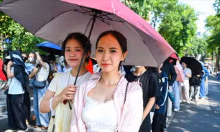 Bất chấp nắng nóng, khán giả xếp hàng kín phố Lê Thái Tổ và Hàng Trống