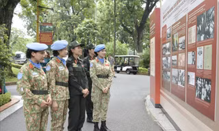 Trưng bày hình ảnh Đại tướng Võ Nguyên Giáp duyệt binh lần đầu tại Hà Nội năm 1945