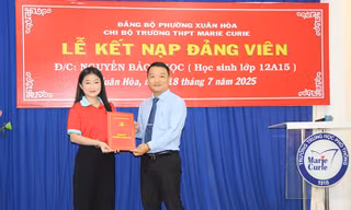 Hiệu trưởng Trường THPT Marie Curie trao quyết định kết nạp Đảng cho học sinh Nguyễn Bảo Ngọc.