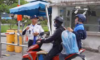 Tân sinh viên TPHCM cấp tập tìm chỗ ở tại ký túc xá lớn nhất nước