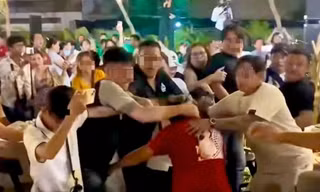 Nhóm người ẩu đả tại quán ăn ở phường An Lạc. Ảnh: Cắt từ clip