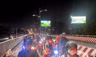 Hàng ngàn phương tiện kẹt cứng giữa đêm trên Cầu Bình Triệu 1 