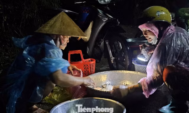 Độc đáo ‘chợ ma’ mùa nước nổi ở An Giang