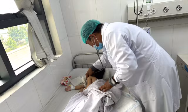 Cháu bé 4 tuổi tắc ruột vì bị hội chứng ‘công chúa tóc mây’