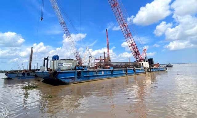 Ngày đêm thi công dự án cầu nghìn tỷ trên Quốc lộ 60 