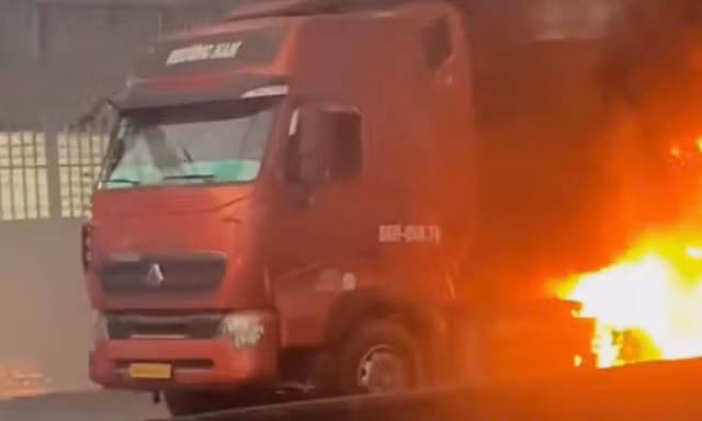 Xe đầu kéo bốc cháy trên quốc lộ 1A