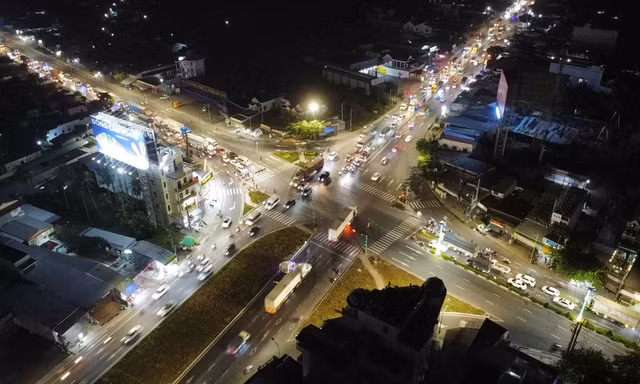 Ngã tư Đồng Tâm - điểm đầu dự án cầu Rạch Miễu 2 thường xuyên kẹt xe.