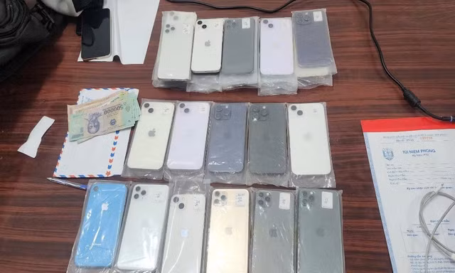 Nữ nhân viên cửa hàng làm ‘tay trong’ cho đồng bọn trộm 50 điện thoại iPhone
