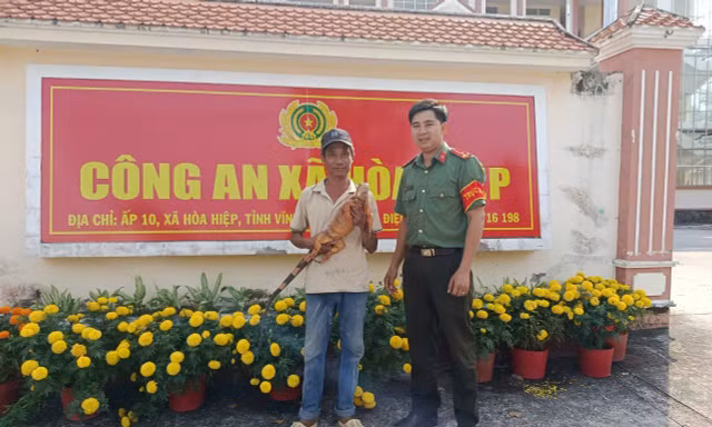 Phát hiện rồng Nam Mỹ sau nhà, người dân đem nộp công an