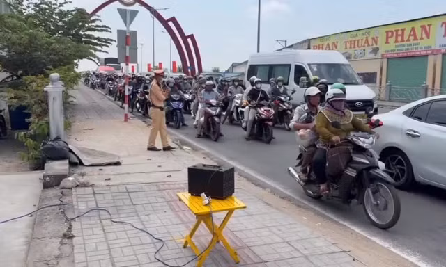 CSGT Đồng Tháp sử dụng loa kẹo kéo phân luồng tránh kẹt xe sau Tết