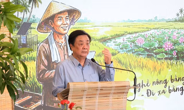 Nông dân chuyên nghiệp không mặc áo vest đi hội thảo