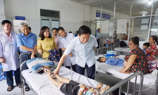 Vụ nghi ngộ độc sau bữa trưa ở trường học: Ca nhập viện lên 69, bộ và tỉnh chỉ đạo khẩn