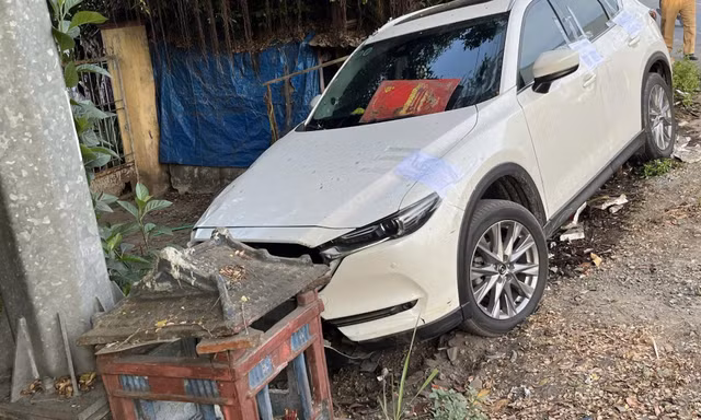 Nữ tài xế Trung Quốc tông sập quán nước, kéo lê chủ quán tử vong