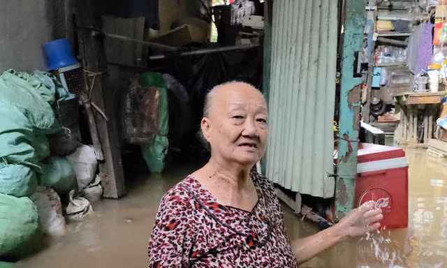 Triều cường lên cao, nhà dân ở Cần Thơ ngập ngang bụng