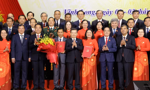 Bí thư Trung ương Đảng, Chánh án TAND Tối cao Lê Minh Trí trao quyết định, chúc mừng tân Bí thư cùng Ban Chấp hành Đảng bộ tỉnh Vĩnh Long nhiệm kỳ 2025-2030.